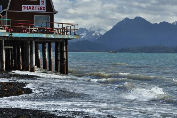 A praia de pedras da 'spit' de Homer, na Península do Kenai, no sul do Alaska